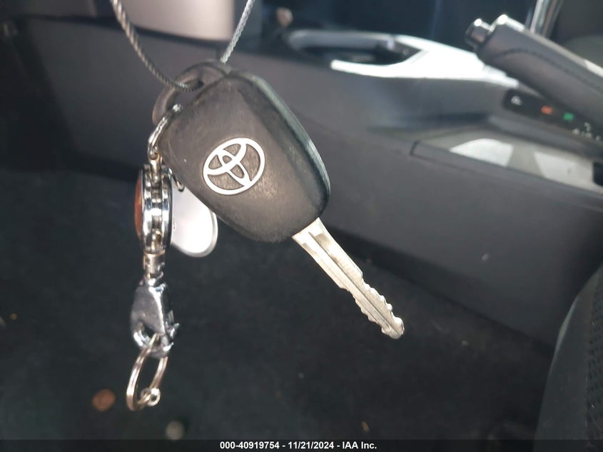 VIN 2T3BFREV7JW780804 2018 TOYOTA RAV4 LE
