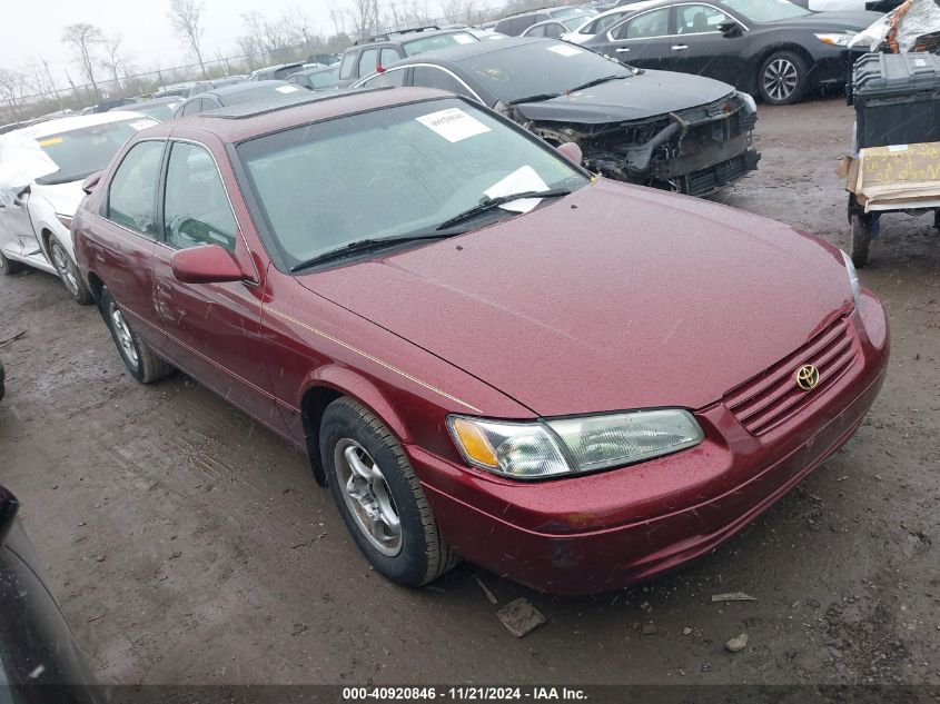 1999 Toyota Camry Le VIN: 4T1BG22K8XU592745 Lot: 40920846