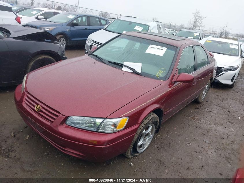 1999 Toyota Camry Le VIN: 4T1BG22K8XU592745 Lot: 40920846