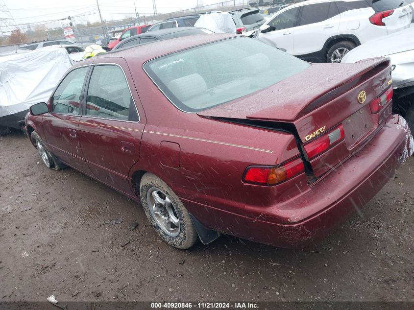 1999 Toyota Camry Le VIN: 4T1BG22K8XU592745 Lot: 40920846