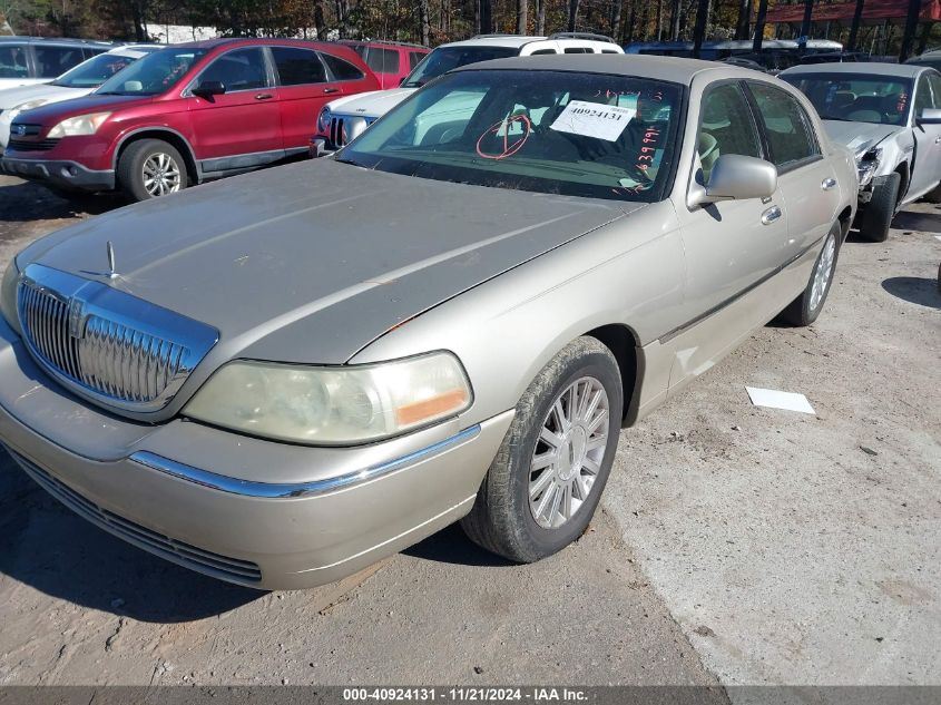 2004 Lincoln Town Car Signature VIN: 1LNHM81W94Y639991 Lot: 40924131