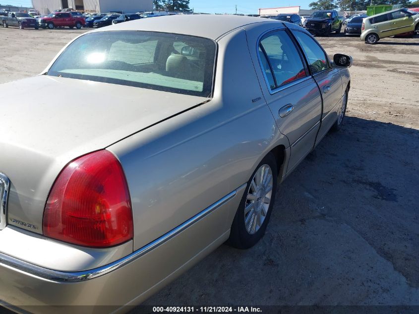 2004 Lincoln Town Car Signature VIN: 1LNHM81W94Y639991 Lot: 40924131