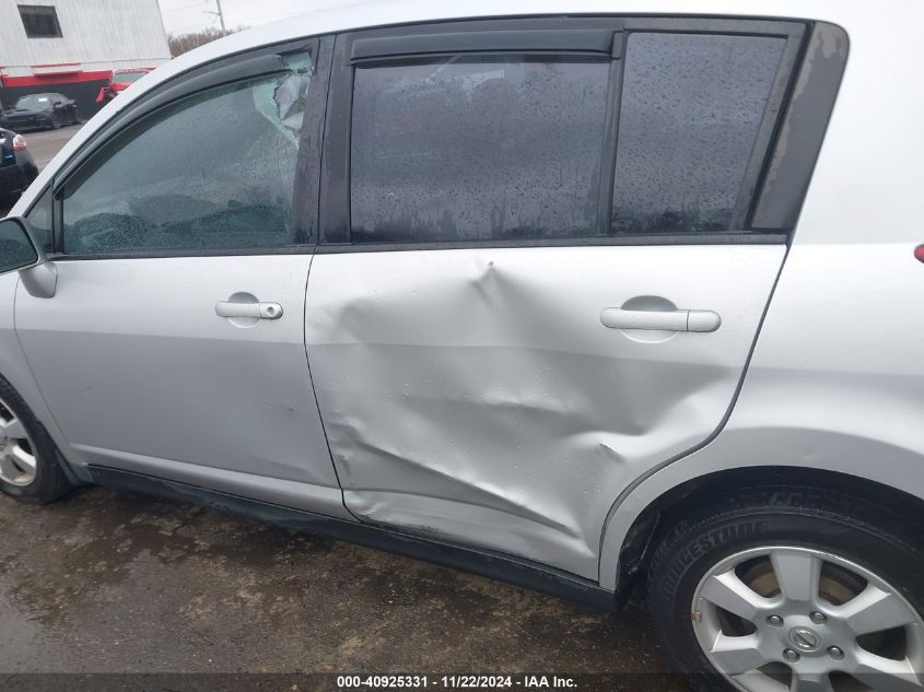 2009 Nissan Versa 1.8S VIN: 3N1BC13E59L476258 Lot: 40925331