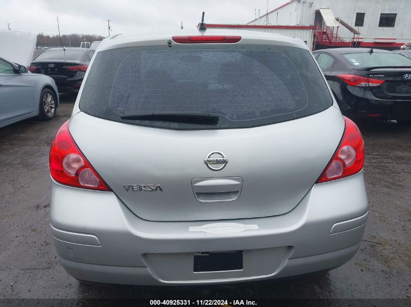 2009 Nissan Versa 1.8S VIN: 3N1BC13E59L476258 Lot: 40925331