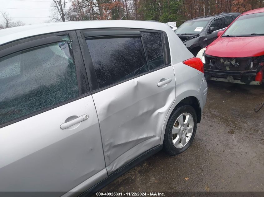 2009 Nissan Versa 1.8S VIN: 3N1BC13E59L476258 Lot: 40925331