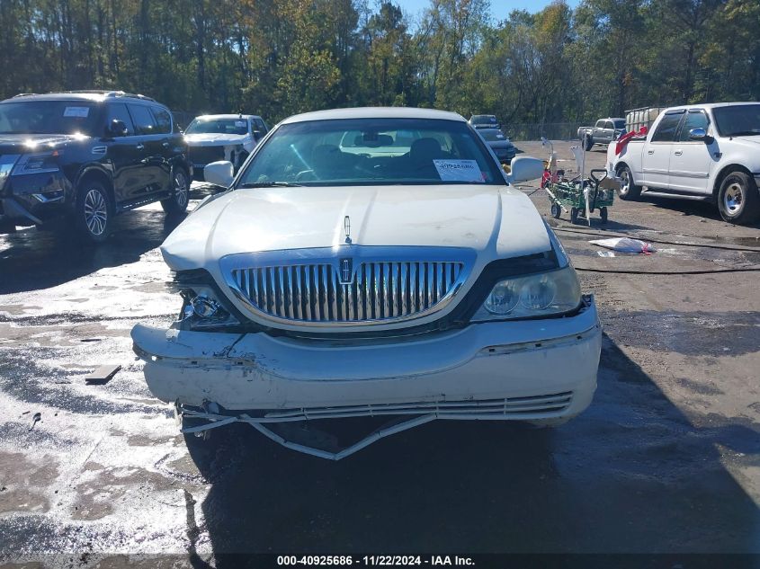 2003 Lincoln Town Car Signature VIN: 1LNHM82W53Y699733 Lot: 40925686