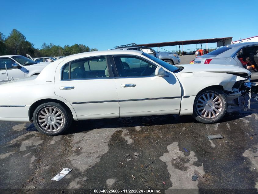 2003 Lincoln Town Car Signature VIN: 1LNHM82W53Y699733 Lot: 40925686