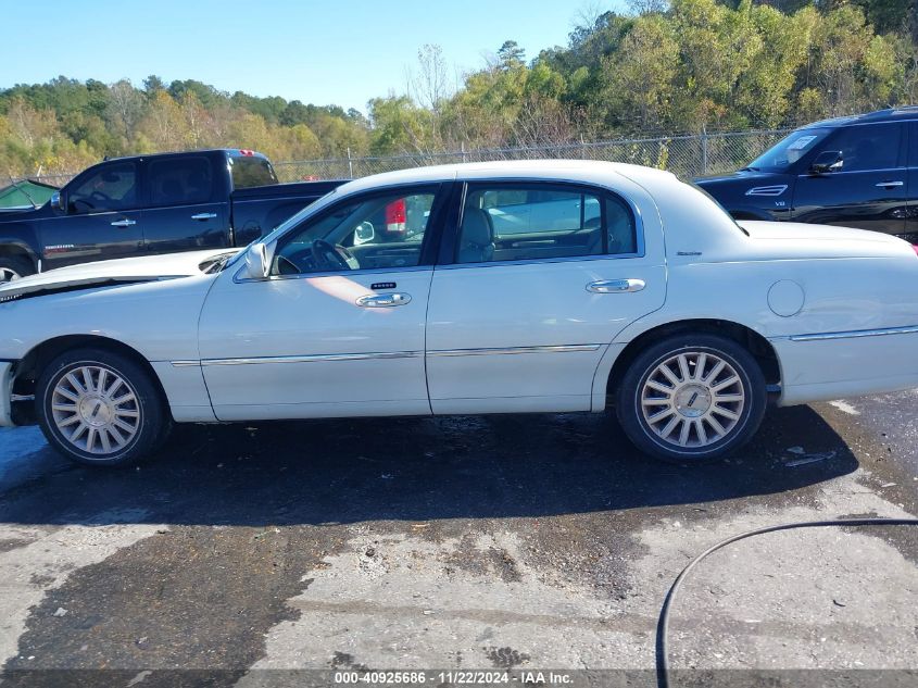 2003 Lincoln Town Car Signature VIN: 1LNHM82W53Y699733 Lot: 40925686