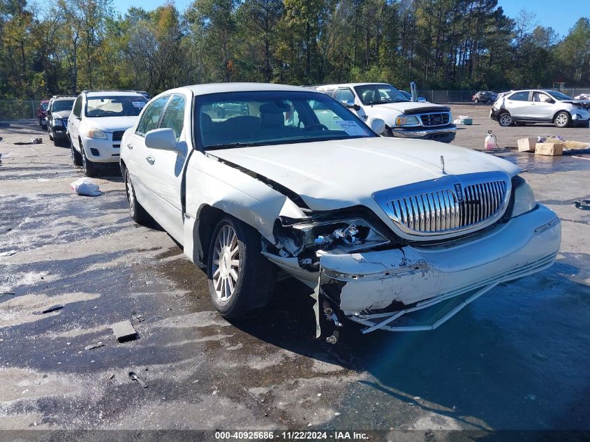 2003 Lincoln Town Car Signature VIN: 1LNHM82W53Y699733 Lot: 40925686