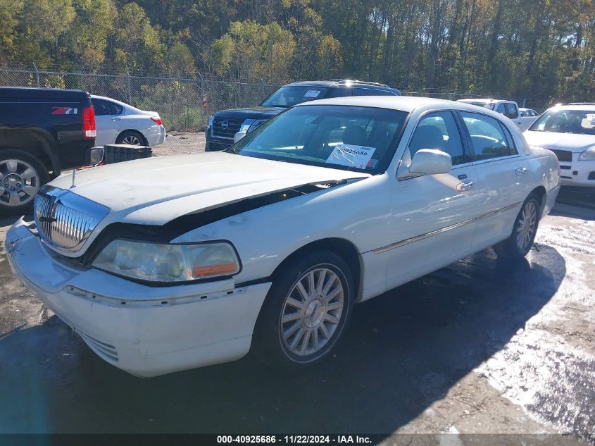 2003 Lincoln Town Car Signature VIN: 1LNHM82W53Y699733 Lot: 40925686