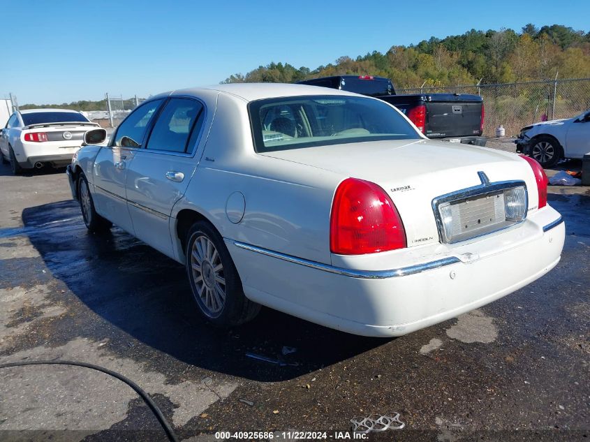 2003 Lincoln Town Car Signature VIN: 1LNHM82W53Y699733 Lot: 40925686