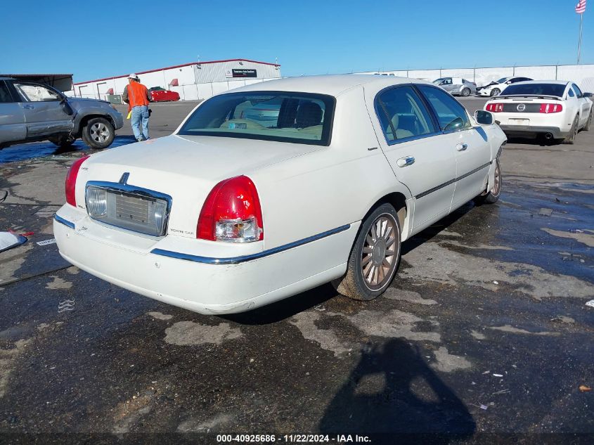 2003 Lincoln Town Car Signature VIN: 1LNHM82W53Y699733 Lot: 40925686