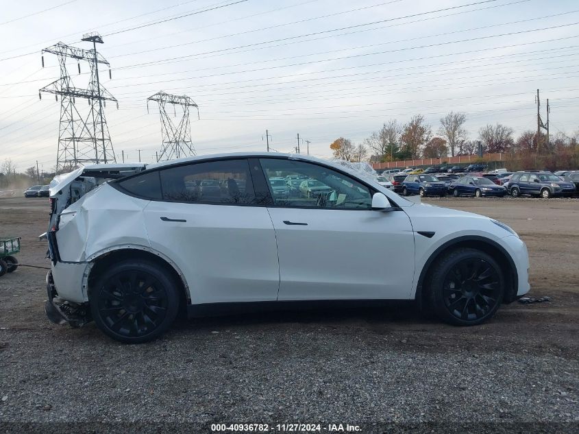 VIN 7SAYGDEE3NA018401 2022 Tesla Model Y, Long Rang... no.13