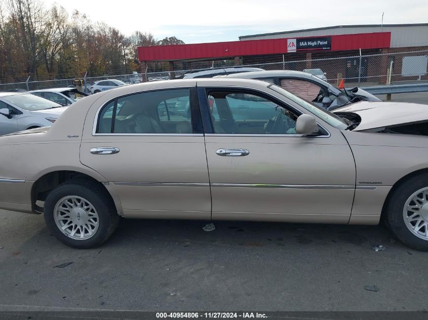 1998 Lincoln Town Car Signature VIN: 1LNFM82W0WY702078 Lot: 40954806