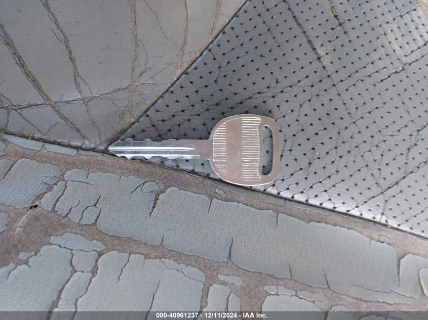 2005 Cadillac Escalade Standard VIN: 1GYEK63N05R104575 Lot: 40961237