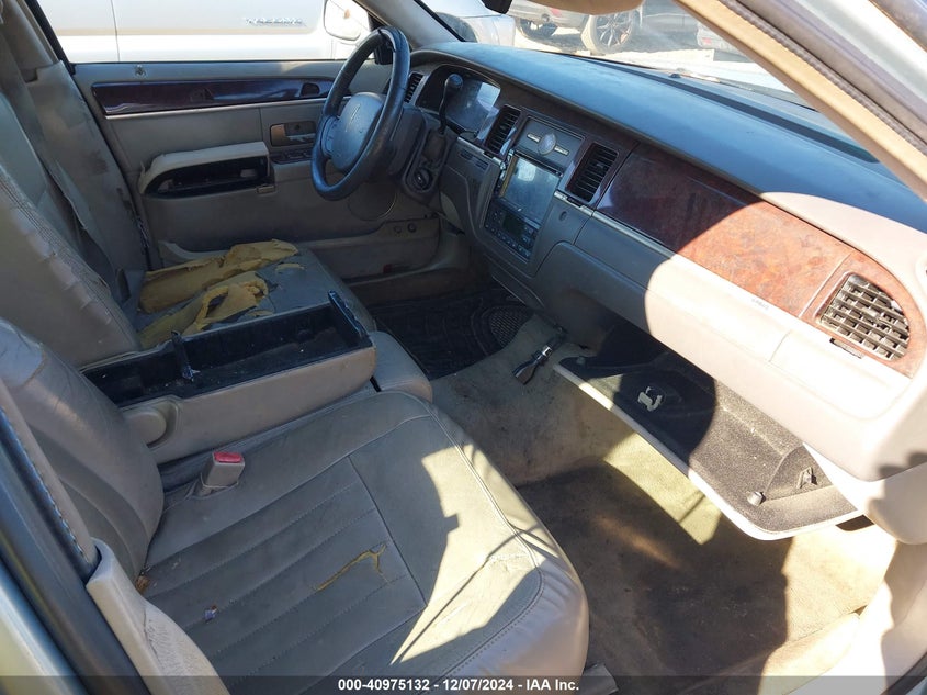 2007 LINCOLN TOWN CAR VIN: 1LNHM81W57Y600108