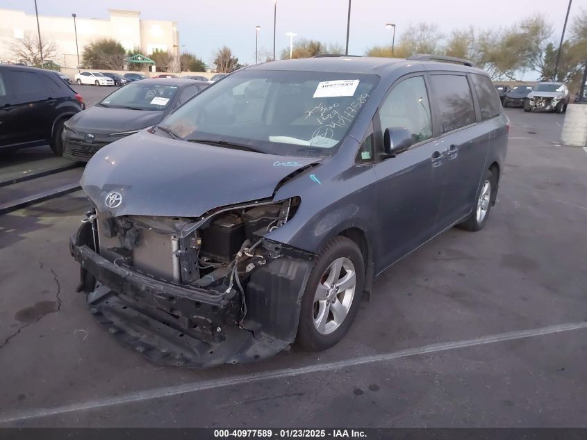 VIN 5TDKZ3DC0HS811858 2017 Toyota Sienna, Le 8 Pass... no.2