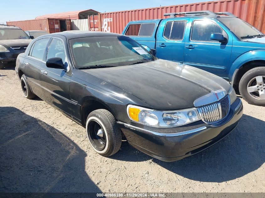 2001 Lincoln Town Car Signature VIN: 1LNHM82WX1Y685159 Lot: 40985398