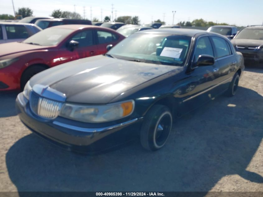 2001 Lincoln Town Car Signature VIN: 1LNHM82WX1Y685159 Lot: 40985398