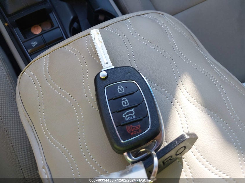 2017 HYUNDAI TUCSON SE - KM8J23A48HU436709