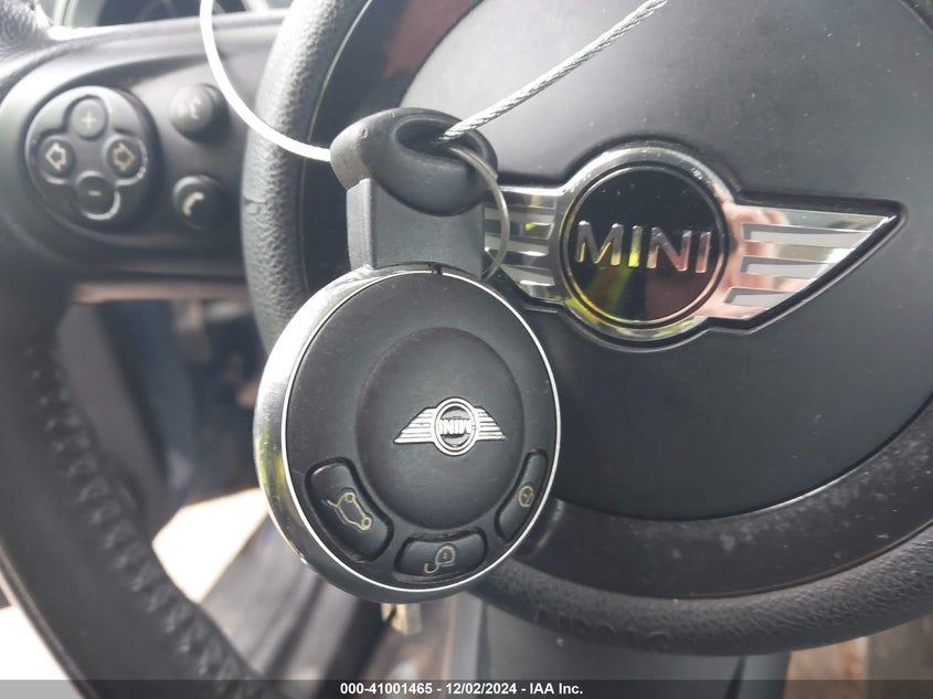 2011 MINI COOPER VIN: WMWSU3C55BT095322