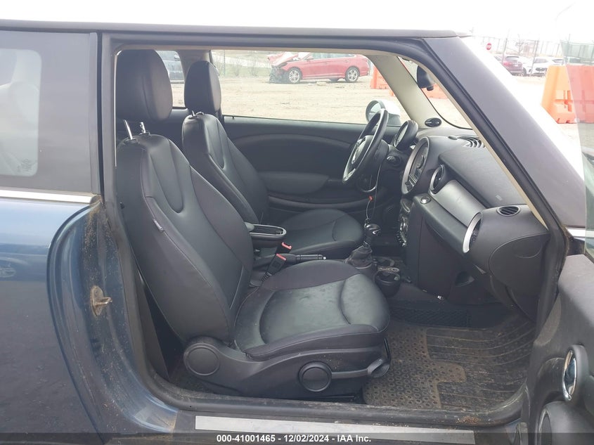 2011 MINI COOPER VIN: WMWSU3C55BT095322