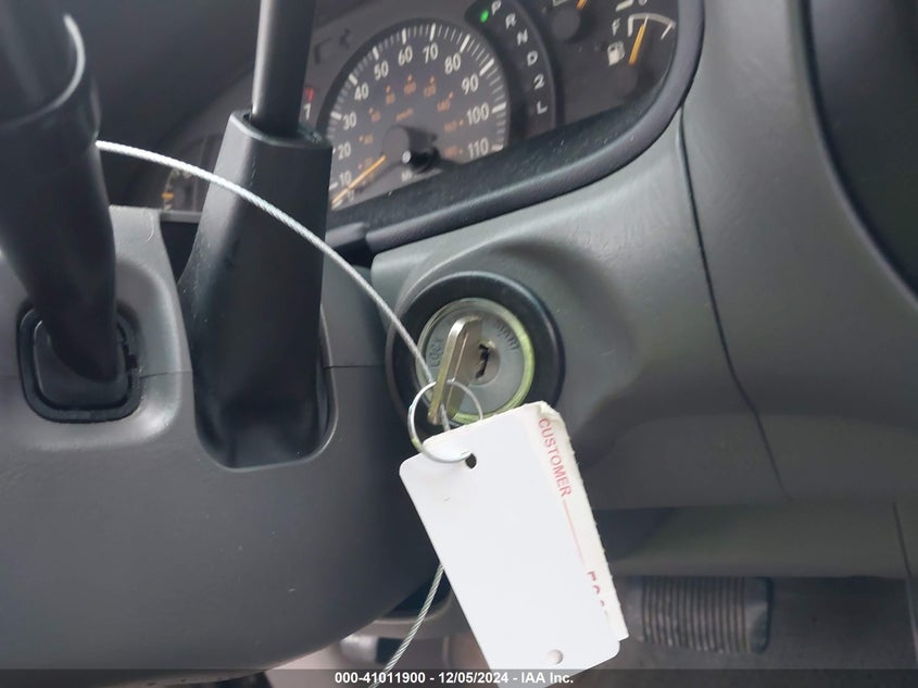 2000 Toyota Tundra Ltd V8 VIN: 5TBRT3811YS070220 Lot: 41011900