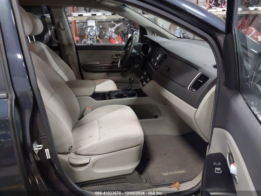 VIN KNDMB5C19F6038085 2015 KIA Sedona, LX no.5