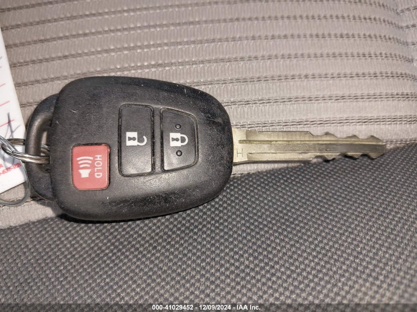 2015 TOYOTA RAV4 LE - JTMBFREV2FD114437