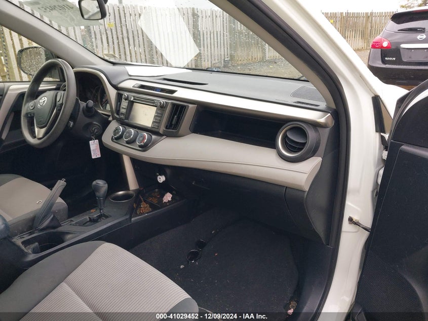 2015 TOYOTA RAV4 LE - JTMBFREV2FD114437