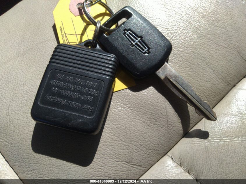 2004 Lincoln Town Car Signature VIN: 1LNHM81W94Y656211 Lot: 41040809