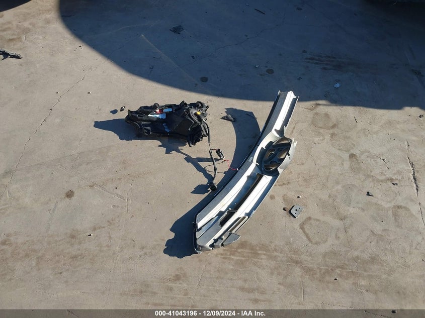 2017 Hyundai Santa Fe Sport 2.4L VIN: 5NMZUDLB8HH019990 Lot: 41043196