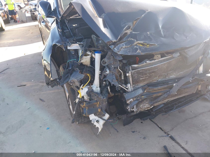 2017 Hyundai Santa Fe Sport 2.4L VIN: 5NMZUDLB8HH019990 Lot: 41043196