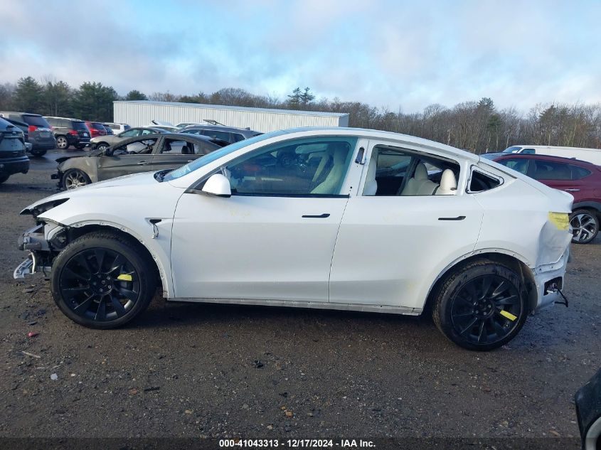 2022 Tesla Model Y Long Range Dual Motor All-Wheel Drive VIN: 7SAYGDEE9NF543255 Lot: 41043313