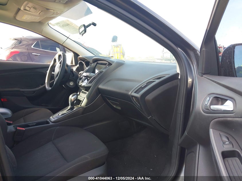 VIN 1FADP3H28HL255015 2017 FORD FOCUS SEL
