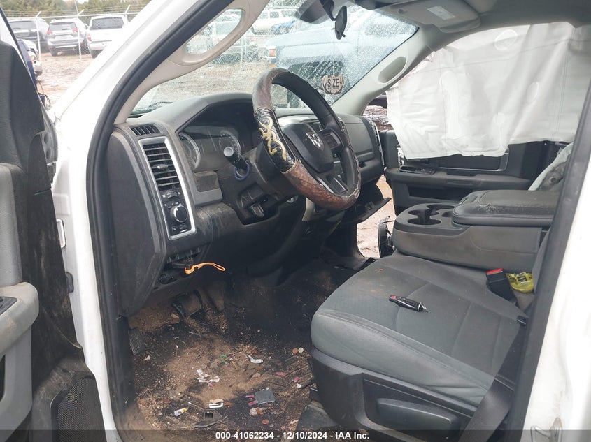 2019 RAM 1500 CLASSIC VIN: 1C6RR6TT8KS584944