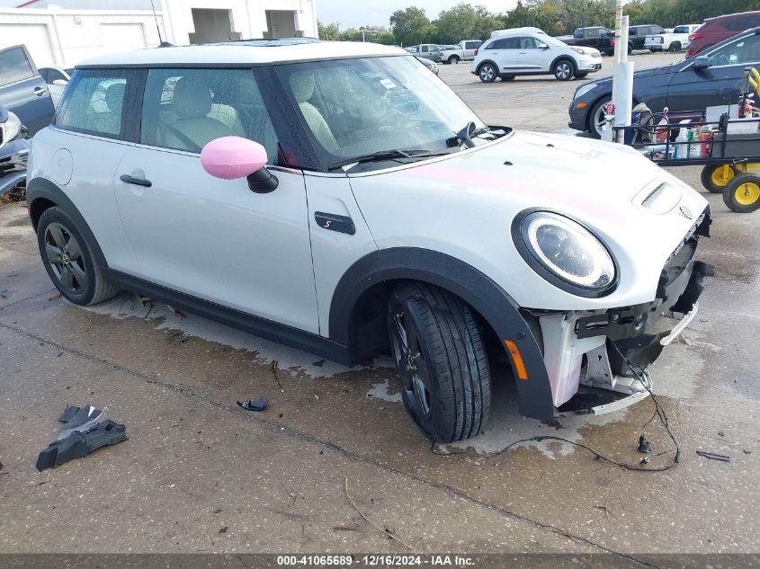 VIN WMW13DJ04N2R55085 2022 MINI SE HARDTOP no.1