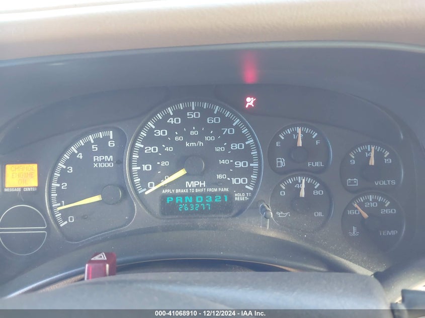 2000 Chevrolet Suburban VIN: 3GMFK16T3YG102841 Lot: 41068910