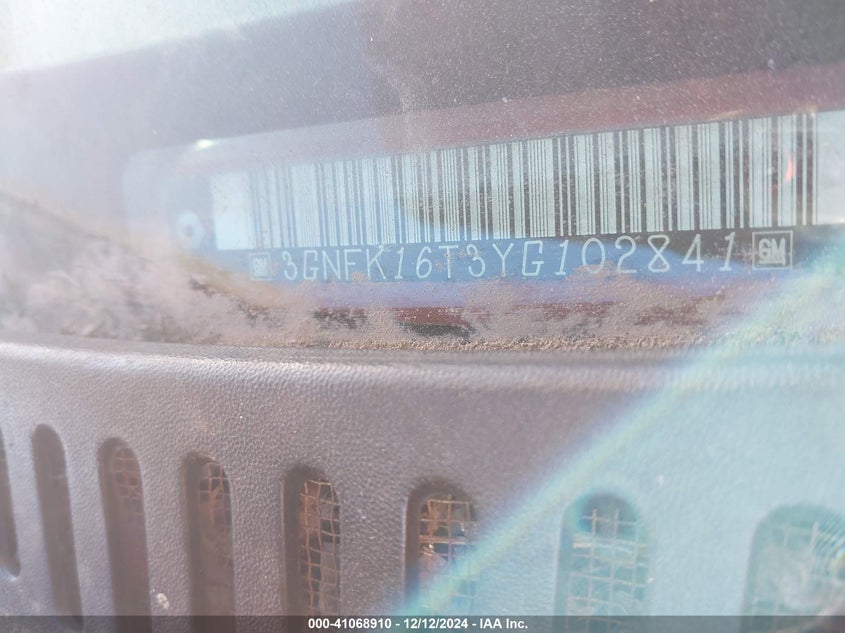 2000 Chevrolet Suburban VIN: 3GMFK16T3YG102841 Lot: 41068910