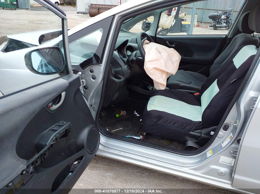 2011 HONDA FIT VIN: JHMGE8H31BS005713