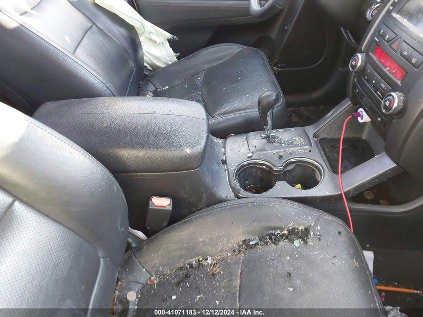 2011 KIA SORENTO VIN: 5XYKUDA21BG039164