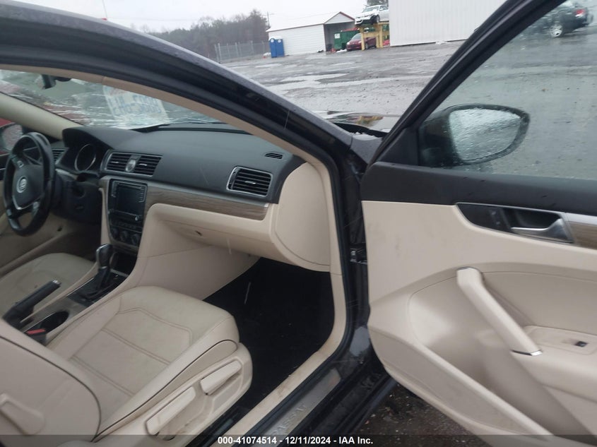 2017 VOLKSWAGEN PASSAT VIN: 1VWGT7A33HC081221