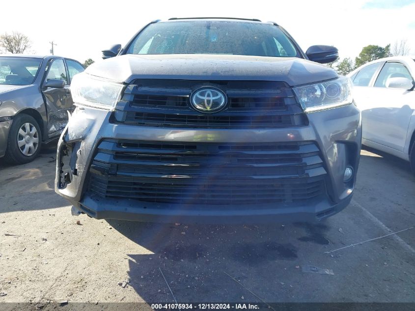 VIN 5TDKZRFHXJS528577 2018 Toyota Highlander, SE no.12