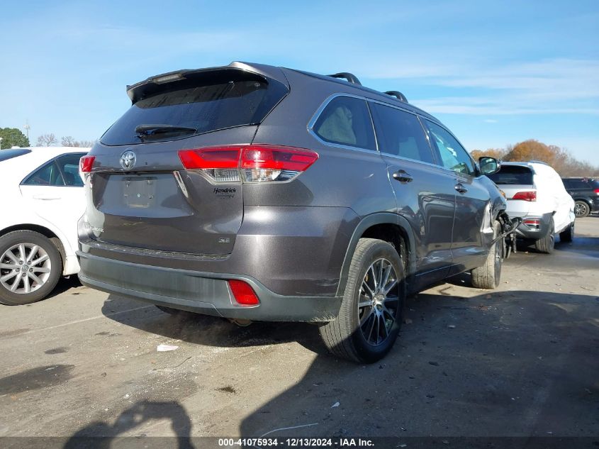 VIN 5TDKZRFHXJS528577 2018 Toyota Highlander, SE no.4