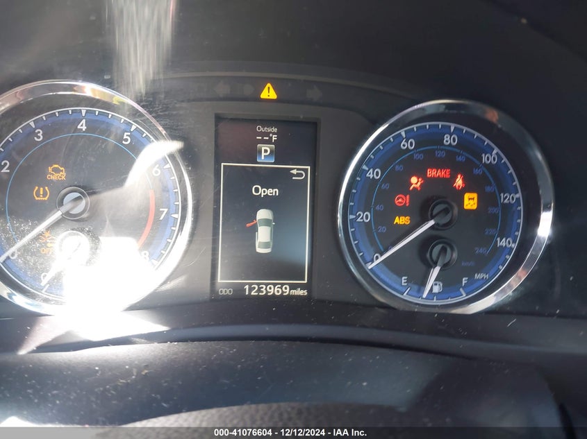 2018 TOYOTA COROLLA auction photo 7