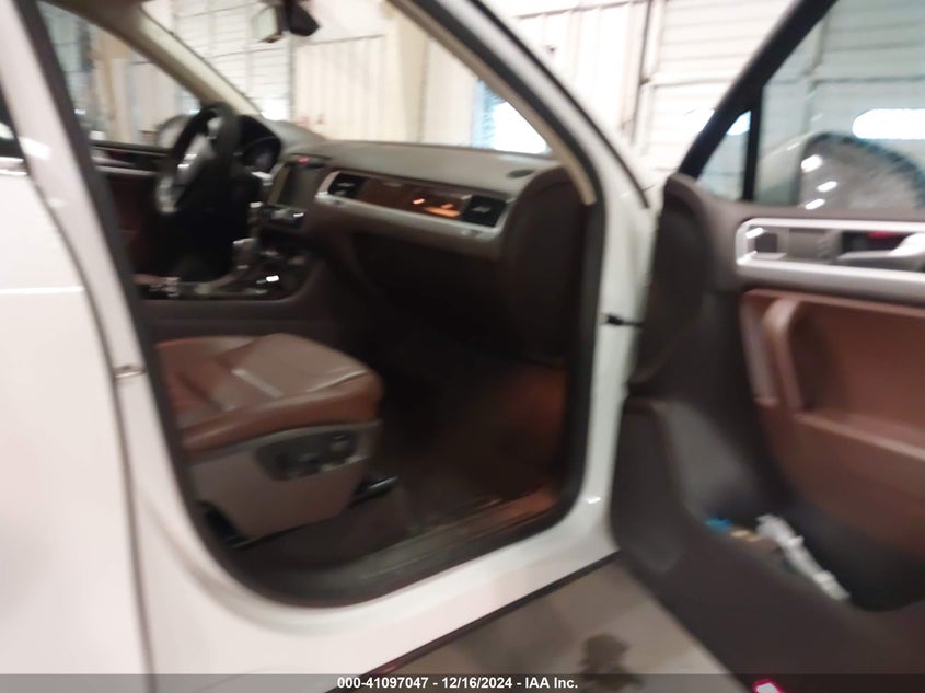 2013 VOLKSWAGEN TOUAREG VR6 EXECUTIVE - WVGEF9BPXDD000861