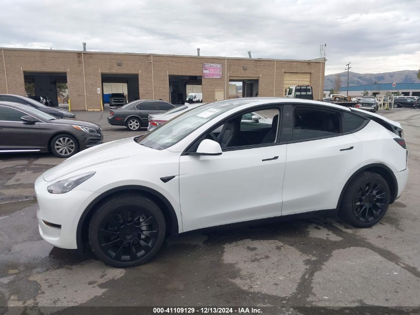 2024 Tesla Model Y Long Range Dual Motor All-Wheel Drive VIN: 7SAYGDEE2RF067730 Lot: 41109129