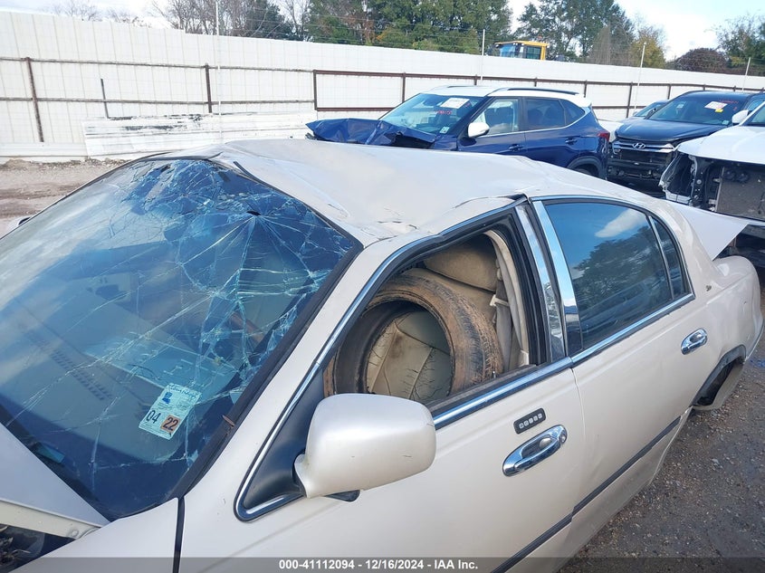 2002 Lincoln Town Car Cartier VIN: 1LNHM83W22Y671238 Lot: 43819176