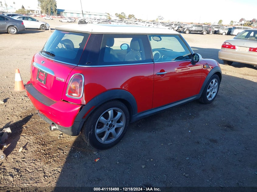 2007 MINI COOPER VIN: WMWMF33557TT57821