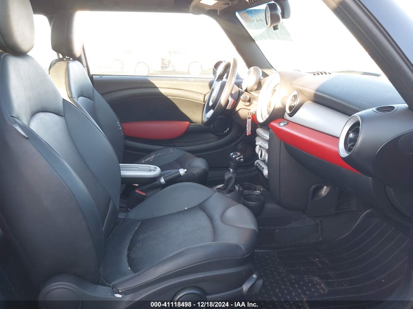 2007 MINI COOPER VIN: WMWMF33557TT57821